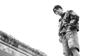 朱一龙休闲率性户外写真大片_2