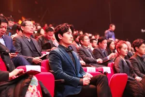 朱一龙墨绿西装帅气活动写真图片