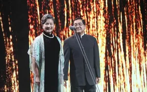 秦沛获奖玩起互动自拍郑佩佩感谢黄晓明_2