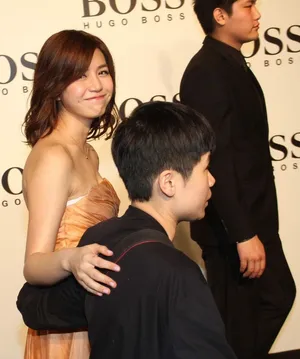 陈妍希携黄晓明亮相抹胸裙露白色Bra显尴尬