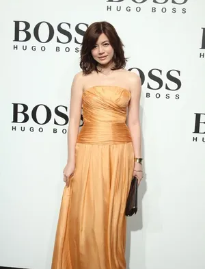 陈妍希携黄晓明亮相抹胸裙露白色Bra显尴尬_3