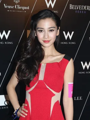 Angelababy红裙亮相酥胸隐现盼黄晓明得奖