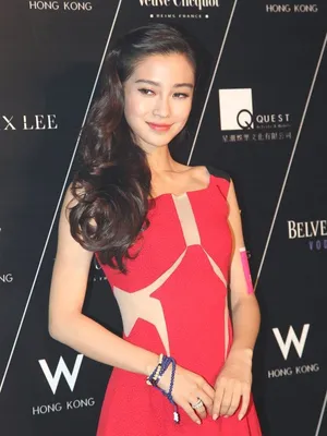 Angelababy红裙亮相酥胸隐现盼黄晓明得奖
