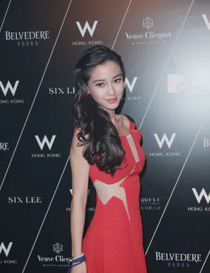 Angelababy红裙亮相酥胸隐现盼黄晓明得奖_2