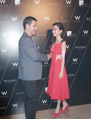 Angelababy红裙亮相酥胸隐现盼黄晓明得奖_4