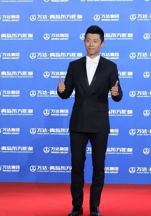 杨恭如黄晓明等俊男靓女助阵万达百米红毯