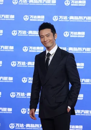 杨恭如黄晓明等俊男靓女助阵万达百米红毯_3