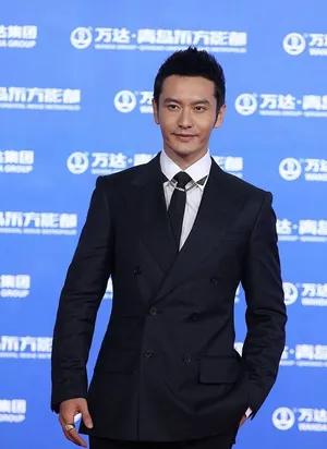 杨恭如黄晓明等俊男靓女助阵万达百米红毯_6