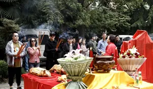 周迅黄晓明现身开机仪式牵手撒娇女人最好命
