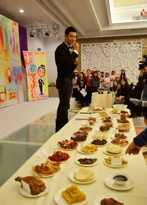 黄晓明身着裸身围裙现身上海生日会位粉丝下厨_1