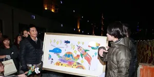 黄晓明生获赠比基尼蛋糕片场调侃周迅胸大_2