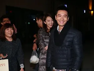黄晓明生获赠比基尼蛋糕片场调侃周迅胸大_3