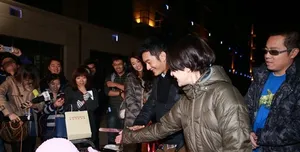 黄晓明生获赠比基尼蛋糕片场调侃周迅胸大_8