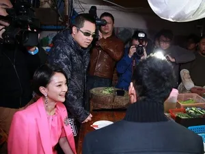 黄晓明生获赠比基尼蛋糕片场调侃周迅胸大_10
