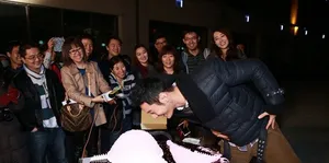 黄晓明生获赠比基尼蛋糕片场调侃周迅胸大_11
