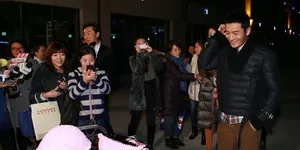 黄晓明生获赠比基尼蛋糕片场调侃周迅胸大_12