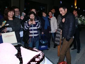 黄晓明生获赠比基尼蛋糕片场调侃周迅胸大_13