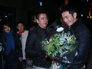 黄晓明生获赠比基尼蛋糕片场调侃周迅胸大_15