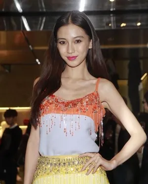 Angelababy现身时装活动大赞黄晓明人品