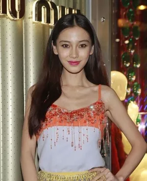 Angelababy现身时装活动大赞黄晓明人品_3