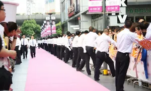黄晓明牵手baby为新店剪彩恩爱令人羡慕_2