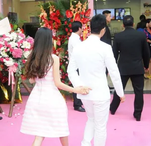 黄晓明牵手baby为新店剪彩恩爱令人羡慕_4