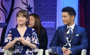 太平轮首映会宋慧乔黄晓明搞怪自拍_1