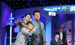 太平轮首映会宋慧乔黄晓明搞怪自拍_6