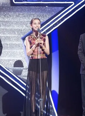 爱奇艺之夜杨颖黄晓明甜美出席