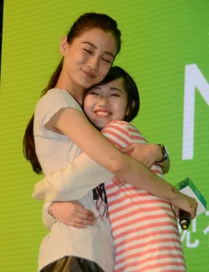 Angelababy出席活动右手伤疤醒目教主黄晓明大呼心疼_1