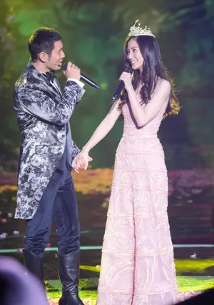 Angelababy黄晓明爱的无时无刻恩爱秀到晚会现场_5