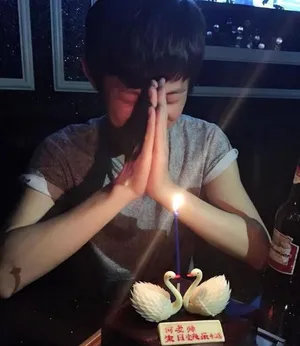何炅41岁生日自拍黄晓明baby现身祝贺_7