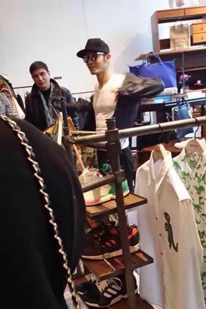 贴身紧跟_3