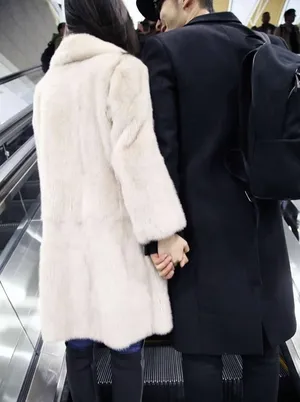 黄晓明angelababy低调现身机场黑白穿搭显亲民_1
