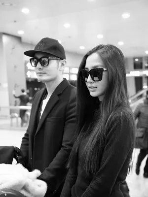 黄晓明angelababy低调现身机场黑白穿搭显亲民_6