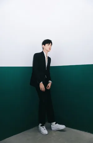白敬亭黑色西装帅气写真图片_2