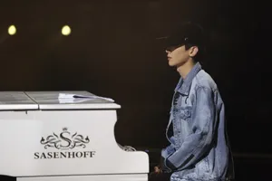 白敬亭湖南卫视跨年演唱会弹琴唱歌帅气图片