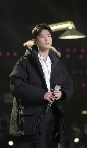 白敬亭湖南卫视跨年演唱会弹琴唱歌帅气图片