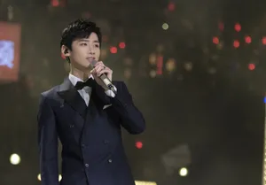 白敬亭湖南卫视跨年演唱会弹琴唱歌帅气图片_3