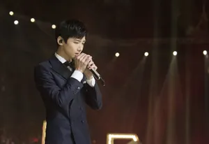 白敬亭湖南卫视跨年演唱会弹琴唱歌帅气图片_6