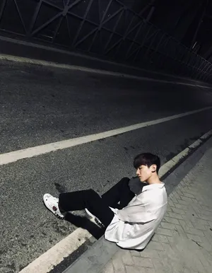 白敬亭深夜街拍写真图片_3