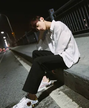 白敬亭深夜街拍写真图片_7