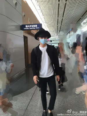 白敬亭长沙出发机场图一路洋溢笑容粉丝直呼帅死宝宝了_21