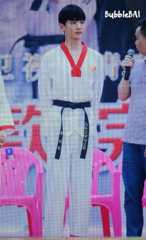 旋风少女杀青会白敬亭高清大图白敬亭白色道服_4