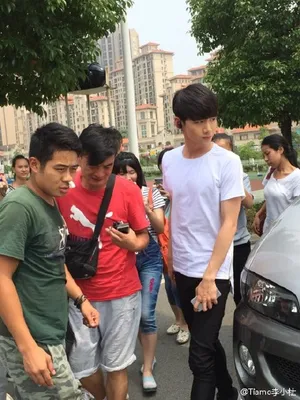 旋风少女温暖的初原师兄白敬亭上班图下班图探班图汇总（2）_16