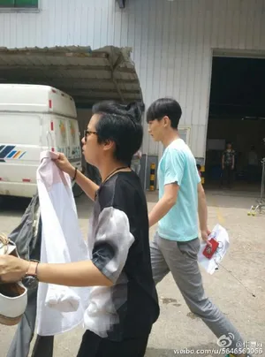 旋风少女温暖的初原师兄白敬亭上班图下班图探班图汇总（1）_3
