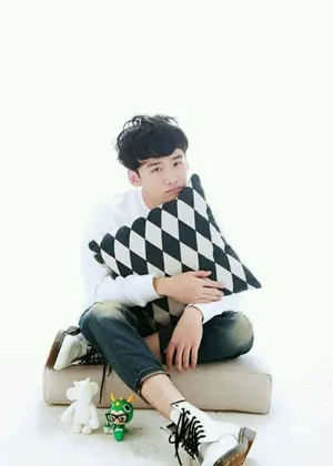 SOCOOL写真照白敬亭微卷发些嘟嘴卖萌演绎暖男校草_4