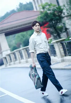高云翔复古时尚街拍写真图片