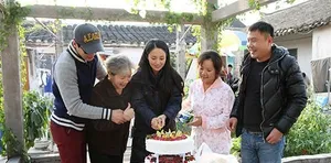 董璇片场庆生获高云翔探班当众秀恩爱_2