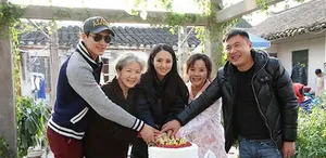 董璇片场庆生获高云翔探班当众秀恩爱_4